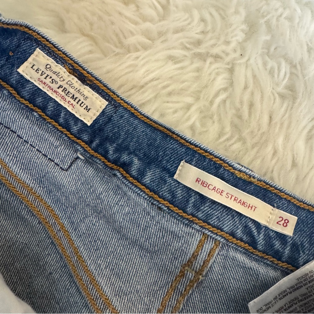 Levi’s Classic Ribcage Straight Denim Jeans - Picture 6 of 8